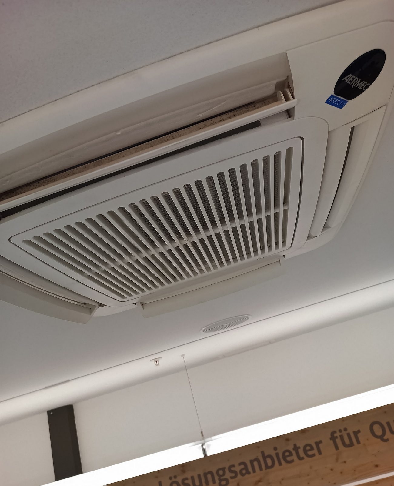 Klimagerät in der Decke eines Verkaufsraums