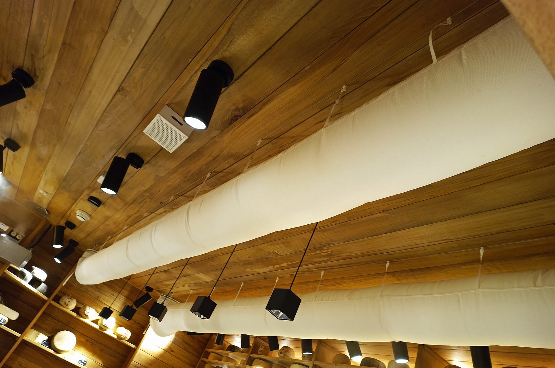 Textile Luftleitung unter einer Holzdecke in einem Verkaufsraum